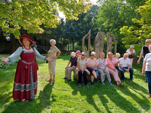 Die kompetente und fröhliche Frau Masch in ihrem selbstgeschneiderten historischen Kostüm war auch 2021 wieder als Stadtführerin für die Kneippianer in Langensalza unterwegs und hatte spannende und aufheiternde Informationen über die Stadt im Gepäck. Dazu ein Traumwetter!