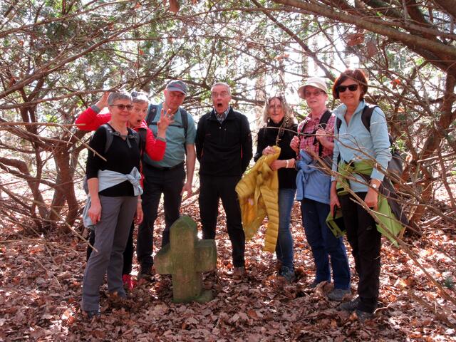 Schreckliche Dinge geschahen in diesem Wald. So erschrecken sich auch die Wanderer gegenseitig.