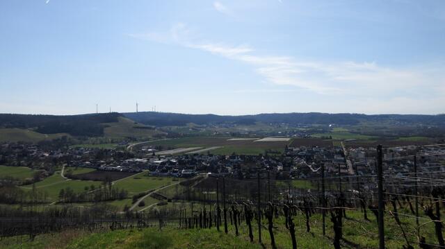 Ausblick vom Salzberg über Affaltrach und Eschenau bis zu den Windrädern Wüstenrot und Löwenstein