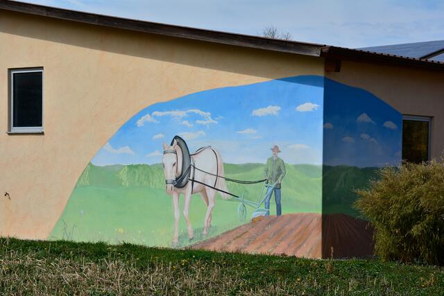 Im Märzen der Bauer die Rösslein anspannt, Wandschmuck in Weiler | Foto: Michael Harmsen