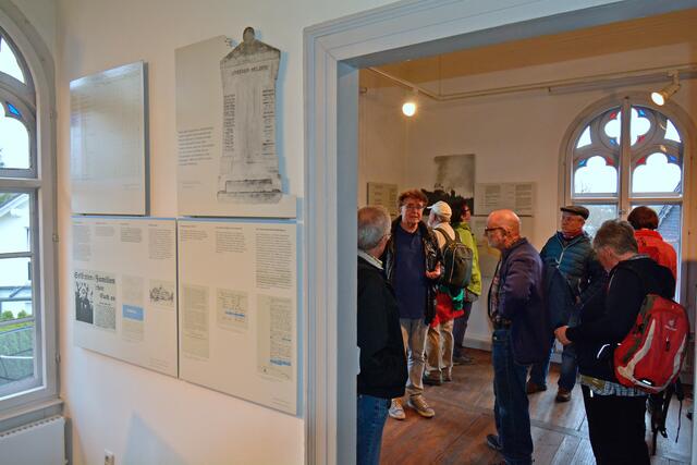 Heinz Deininger mit den Gästen des Albvereins Weinsberg im ehemaligen Klassenraum.
Ausstellung zum Leben der Juden in Stadt- und Landkreis Heilbronn | Foto: Michael Harmsen