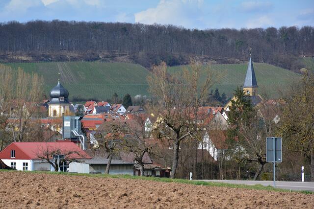 Blick auf Affaltrach , links die  ev.Johanneskirche vom 17.Jahrhundert bis 1899 Simultankirche auch für die kath. Bevölkerung.
Rechts die St.Johann Baptiskirche kath. Gotteshaus aus dem Jahre 1899
  | Foto: Michael Harmsen