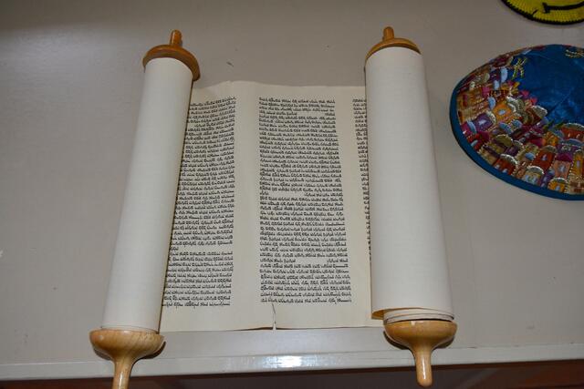 Beispiel einer Tora
Die Tora , Lehre und  Weisung) umfasst die fünf Bücher Mose, die in einem Zeitraum von einem Jahr, in Abschnitte geteilt, wöchentlich in der Synagoge gelesen werden. Die Tora gilt als  Hauptquelle jüdischen Rechts Ethik und Bräuche. | Foto: Michael Harmsen