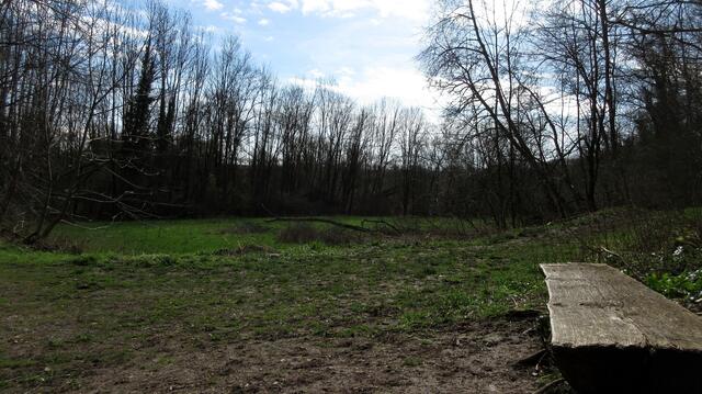 Noch kurz was trinken und die Jacke raus... dann geht es hemdsärmelig den Pfad hinauf.