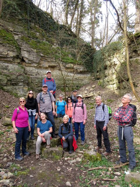 Steile Wände rahmen den Steinbruch ein, ein lauschiges Plätzchen.