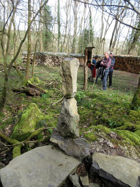 Hier hat sich einer richtig Mühe gegeben, fast war man versucht es anzufassen, so unglaublich spitz stehen die Steine aufeinander. 