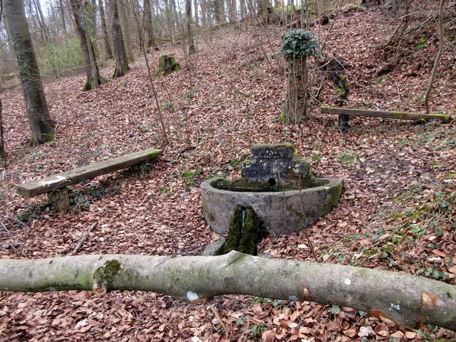 Brunnen namenlos. Man freut sich, wenn tatsächlich mal Wasser fließt, es hat immer noch viel zu wenig geregnet.
