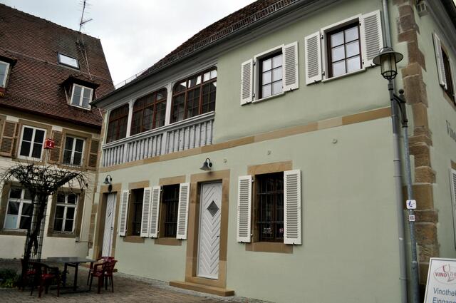 Angrenzend an den Kavaliersbau ist auch das Forstgefägnis. Es wurde zur gleichen Zeit wie das Schloss erbaut. Zuerst ein Waschhaus, dann wurde das Oberforstamt dort untergebracht. Danach diente es als Gefägnis für Wilddiebe. Heute ist es das Museum für Sophie La Roche und eine Vinothek. | Foto: Daniela Somers