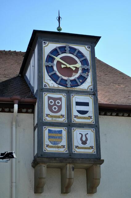 Uhrturm an der Genossenschaftskellerei mit den Wappen der 4 Ganerben. | Foto: Daniela Somers