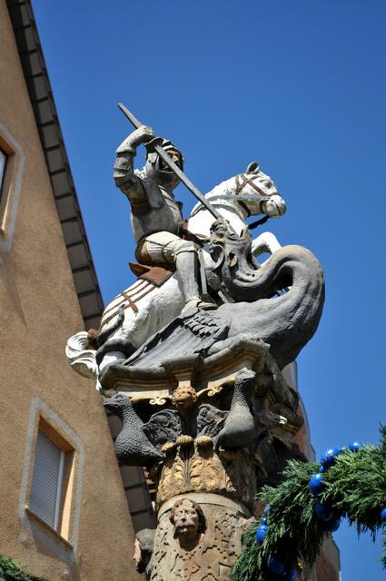Oben auf dem Brunnen ist der Drachentöter, Heilige und Nothelfer St. Georg (gestorben Im Jahr 303). | Foto: Daniela Somers