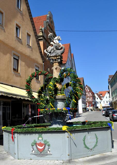 Der St. Georgsbrunnen. Österlich geschmückt. Der Brunnentrog von 1816 trägt die Namen der Räte der Stadt. | Foto: Daniela Somers