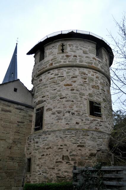 Diebsturm. Von einer Seite rund, auf der anderen Seite wie abgeschnitten. Er wurde als halbrunder Turm vor die Stadtmauer gebaut. Im Verlies des Turms wurden die Gesetzesbrecher eingekerkert. | Foto: Daniela Somers