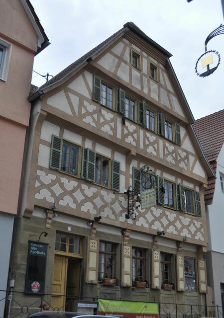Die alte Apotheke. Von 1716 bus 1859 war sie in diesem Haus untergebracht. Das Gebäude war mit reichem Zierfachwerk ausgestattet. Wurde aber später verputzt und im späten 19 Jahrhundert wieder aufgemalt. Es ahmt das frühere Fachwerk nach. Heute eine Gaststätte. | Foto: Daniela Somers