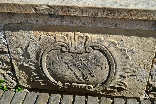 Wappenstein an einer Mauer | Foto: Daniela Somers