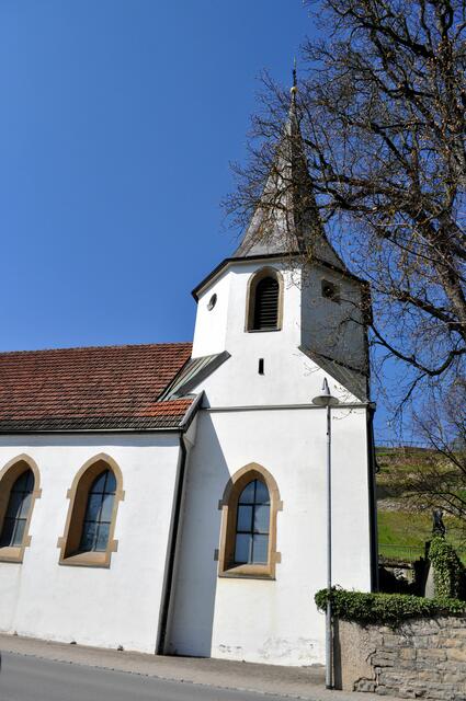 Die Kirche grenzte früher an Weinbergen. Daneben der Friedhof. | Foto: Daniela Somers