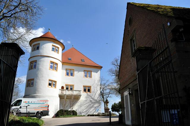 Das Schloss und rechts das Torwärterhaus. | Foto: Daniela Somers
