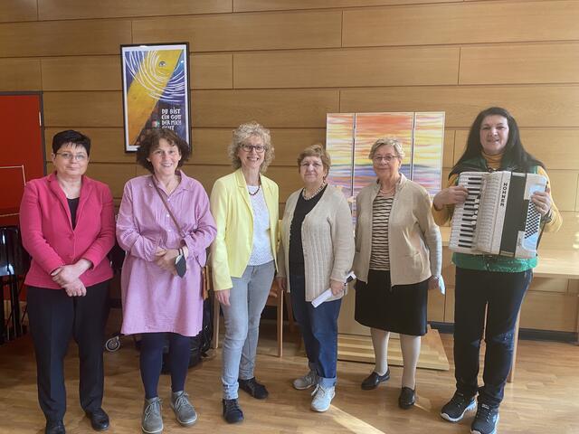Beim Besuch im Haus am Staufenberg mit Iona Werner, Renate Specht, Martina Susset, Marieluise Bethke, Inge Hackert und Ulrike Kowalski (v.links)