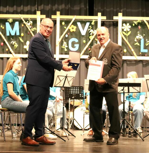 Eine besondere Ehrung erhielt an diesem Abend unser 2. Vorsitzender Wolfgang Neureuther (rechts), welcher die Förderermedaille mit Ehrenbrief für 25-jährige aktive Tätigkeit als Funktionsträger von Karsten Wiese (links) überreicht bekam. | Foto: C. Trautmann