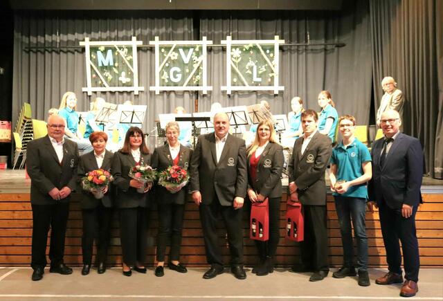 v.l.: Dieter Weller, Annette Baisch, Bettina Roth, Liane Burkert, 2. Vorsitzender Wolfgang Neureuther, Marleen K., Tobias Leber, Simon Betz, 2. Vorsitzender des Blasmusikkreisverbands Heilbronn Karsten Wiese  | Foto: C. Trautmann