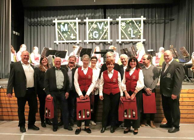 v.l.: Thorsten Koch, Hannah Brame, Hans Dangelmayer, Kürgen Brame, Liane Burkert, Gundula Rohn, Annette Baisch, Thomas Betz, Alfred Betz, Bettina Roth, Bernd Rieker, 2. Vorsitzender Wolfgang Neureuther | Foto: C. Trautmann