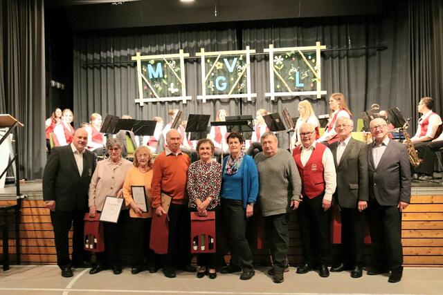v.l.: 2. Vorsitzender Wolfgang Neureuther, Lore Gräsle, Gerda Macharski, Albert Dürrwang, Maria Getto, Renate Neutz, Richard Dolch, Dieter Weller, Albert Endner, Rolf Hofmann | Foto: C. Trautmann