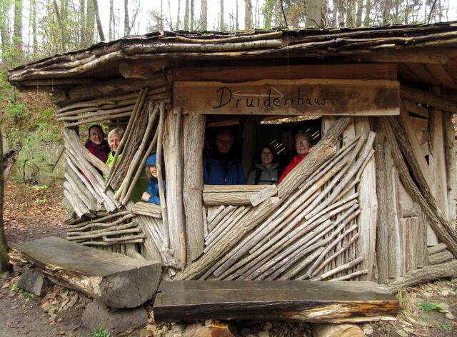 Geschützt vor Nässe entstand dann auch das Gruppenfoto....