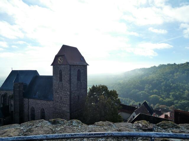 Ausblick von der Burgruine - im Tal hängt noch ein bisschen Herbstnebel, aber die Sonne scheint. 