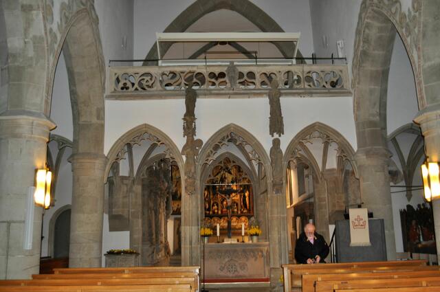 Der Lettner, dahinter der Hochaltar. Unser Stadtführer wird uns nun gleich die Kirche erklären. | Foto: Daniela Somers