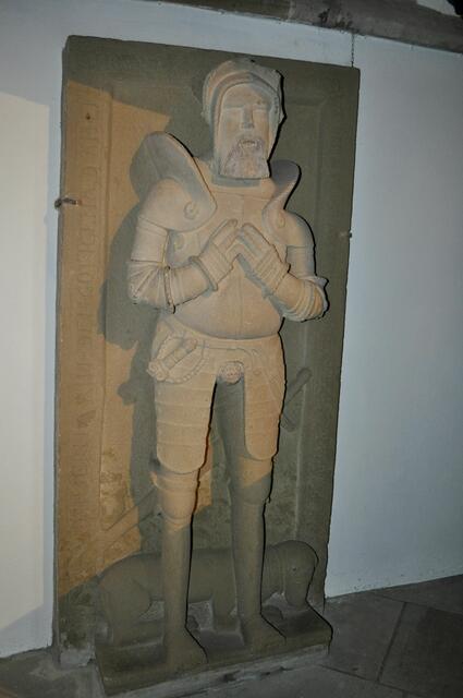 Grabplatte des Ritters Bastian von Lierheim. Gestorben 12. November 1568. Zu seinen Füßen ein Hund. Das finde ich auch irgendwie außergwöhnlich. | Foto: Daniela Somers