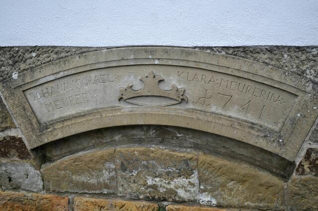 Ein Namensschild, dass ursprünglich nicht über einer Eingangstür, sondern über einer Kellertür angebracht war. | Foto: Daniela Somers