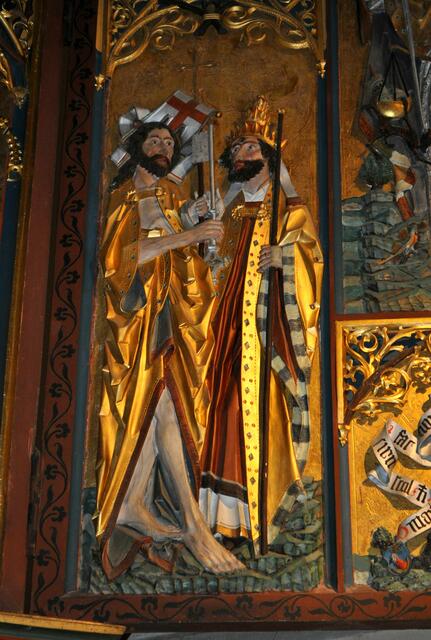 Die Darstellung zeigt wie Jesus den Himmelsschlüssel an Petrus übergibt. Petrus dargestellt als Papst, als Stellvertreter Gottes. Obwohl Bönnigheim evangelisch ist, wurde diese Darstellung erhalten. Denn der Erzbischof von Mainz blieb weiterhin oberster Stadtherr. | Foto: Daniela Somers