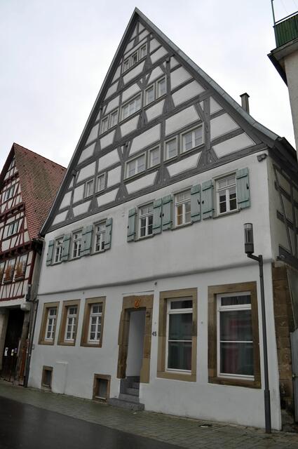 Sachsenheimer Amtshaus. An der Tür das Wappen der Herren von Sachsenheim. | Foto: Daniela Somers