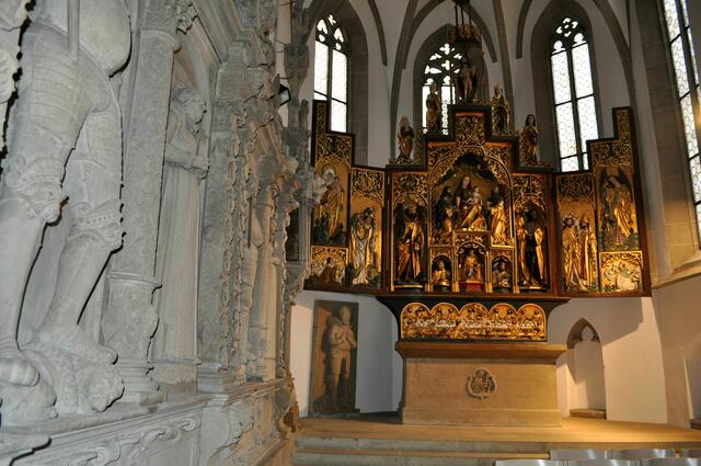 Rechts die steinernen Grabmale der Familie Liebenstein. | Foto: Daniela Somers