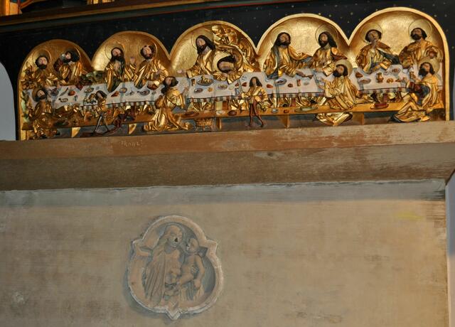 Darstellung des Abendmahls. Links sieht manj einen Jünger aus einem Gefäss trinken, dass damals nur für Brandwein benutzt wurde. Und rechts sieht man wie ein Jünger einen anderen Jünger am Heiligenschen greift. Zudem ist Fleisch auf dem Tisch und es gibt 13 Jünger. Die kleiner dargestellten Personen sind die Bedienungen. | Foto: Daniela Somers