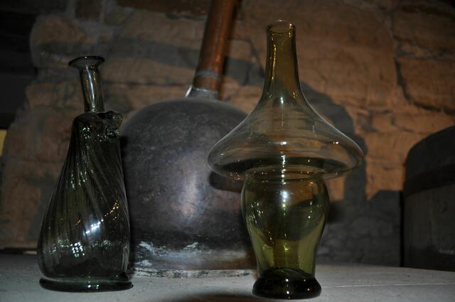 Einblicke ins Museum. Hier sieht man auch das Gefäß das früher zum Weinbrand trinken benutzt wurde, und das man auch in der Kirche beim Abendmahl erkennen kann. | Foto: Daniela Somers