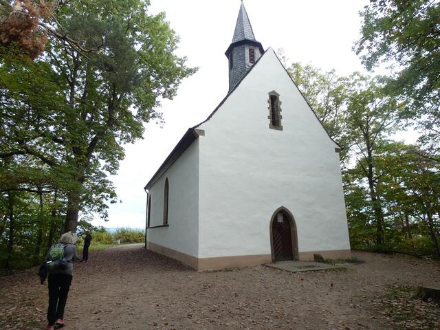 Die Michaeliskapelle steht auch an einer aussichtsreichen Stelle und bietet Blicke auf Deidesheim