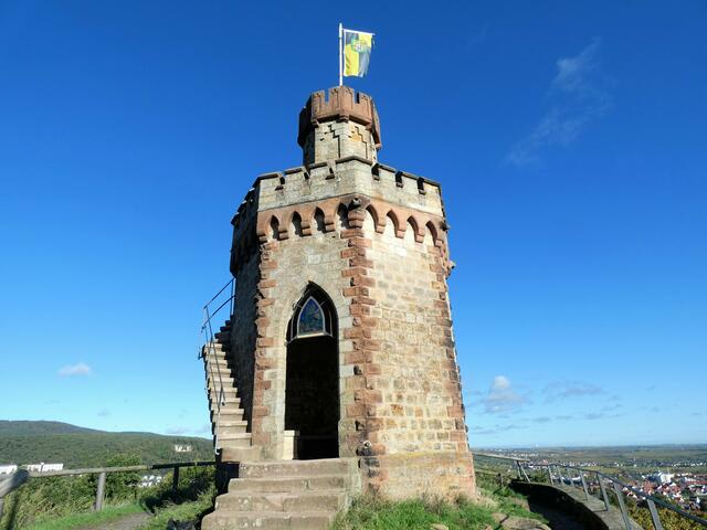 Im Inneren des Turms ist ein Buntglasfenster zu sehen. Und von oben sind die Ausblicke einfach herrlich.