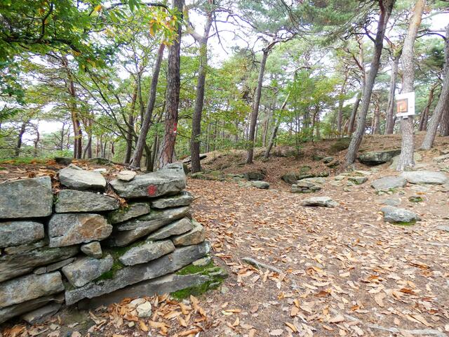 Wir verlassen das Gelände und wandern weiter