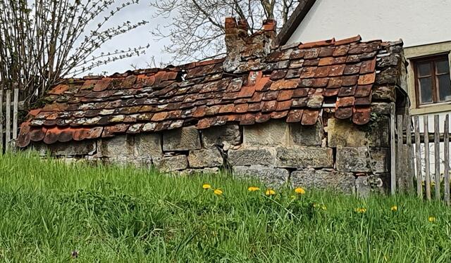 hm ... noch hält das Häuschen Stand. | Foto: privat Sibylle Tröber