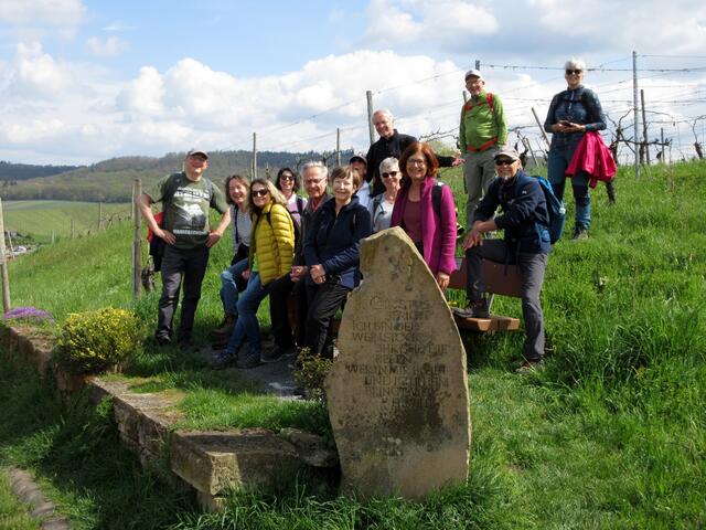 Am Armsündersteigle zum Eselsberg ein geeigneter Platz für das Gruppenfoto. Kurz noch ein Witzle gemacht und schon strahlt die ganze Truppe.