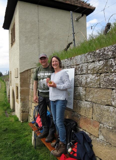 Das Kulturdenkmal bietet die richtige Kulisse, da Rita sich ganz besonders gefreut hat. Die Marmelade symbolisiert den Geschenkkorb. schließlich muss das Präsent in den Rucksack passen ;-)