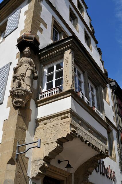 Barockstatue der heilige Elisabeth von Thüringen an der alten Apotheke | Foto: Daniela Somers