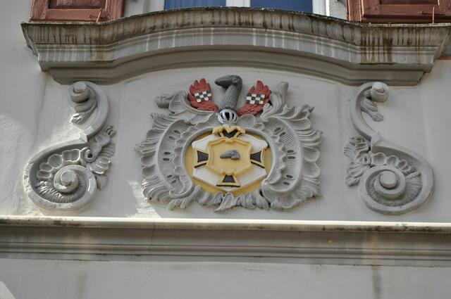 Wappen des Komtur von Buseck an der ehemaligen Deutschordens-Bannwirtschaft. In diesem Gebäude wurde Götz von Berlichingen im Bauernkrieg 1525 zum Feldhauptmann der aufständischen Bauern ernannt.
Allerdings ist das Gebäude an sich nicht besonders fotogen. Deswegen nur das Wappen. | Foto: Daniela Somers