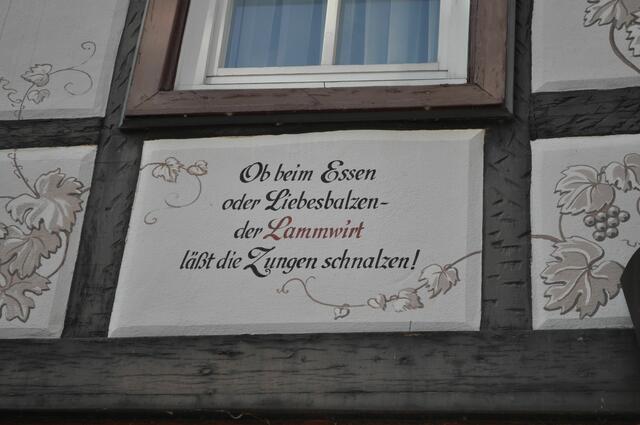 Einer der Sprüche am Gasthaus "Zum Lamm" | Foto: Daniela Somers