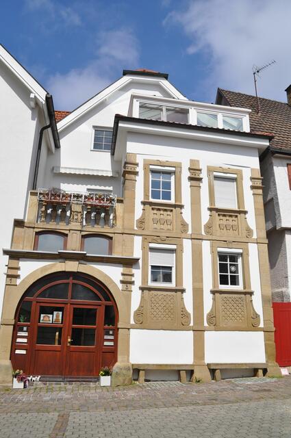 Irgendwie auch schön. Allerdings konnte ich nicht rausfinden was es mit dem Haus auf sich hat. Aber es könnte das Haus sein, dass als ein Haus im Louis-seize-Stil mit zierlichen Sandsteinfensterbrüstungen und Sandsteinbänken, beschrieben wird. Ein Vergleichsbild konnte ich aber nicht finden. | Foto: Daniela Somers