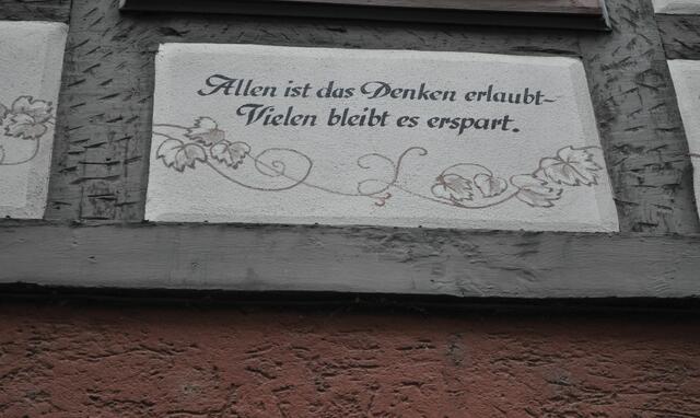 Einer der Sprüche am Gasthaus "Zum Lamm" | Foto: Daniela Somers