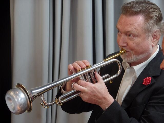 Mit profihaften Highnotes glänzte Gasttrompeter Anton Jillich von der Heilbronner Feetwarmers Jazzband beim Tanztee- und Kaffeehauskonzert des Neckarsulmer Salonorchesters. | Foto: eigenes Foto
