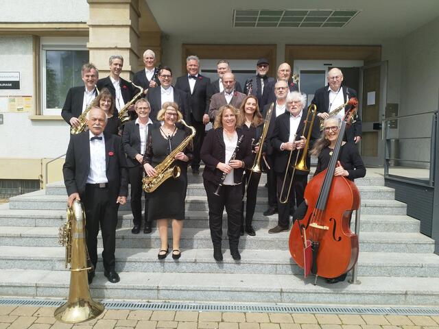 “Same procedure as every Year” das Neckarsulmer Salonorchester fürs Fotoalbum auf der Eingangstreppe des Pauluszentrums.
 | Foto: eigenes Foto