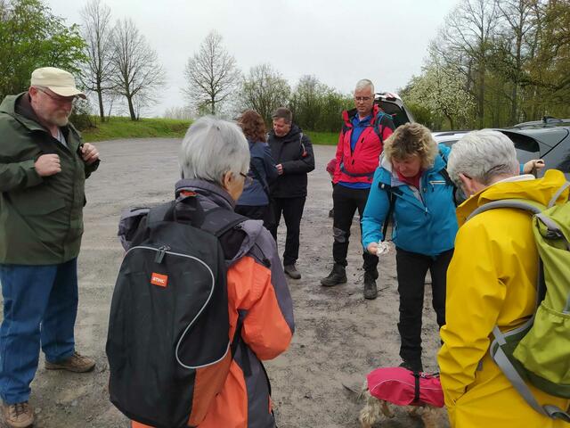 Die Wanderer sind fast komplett und Lilly hat wohl noch ein Leckerli bekommen. Jetzt kann's dann losgehen.  | Foto: Kurt Nakielny