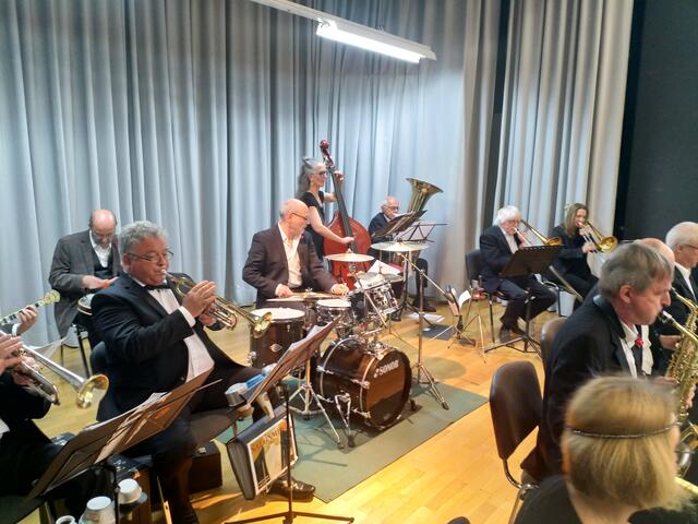 Die zweite und dritte Reihe des Orchesters spielte mit hoher Konzentration zusammen mit der Rhythmusgruppe. | Foto: eigenes Foto